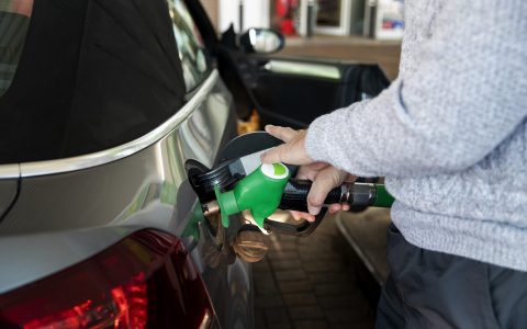 cerrar-mano-bombeo-gasolina-coche