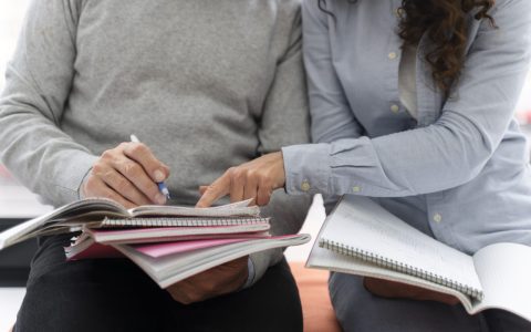 cerrar-personas-cuadernos